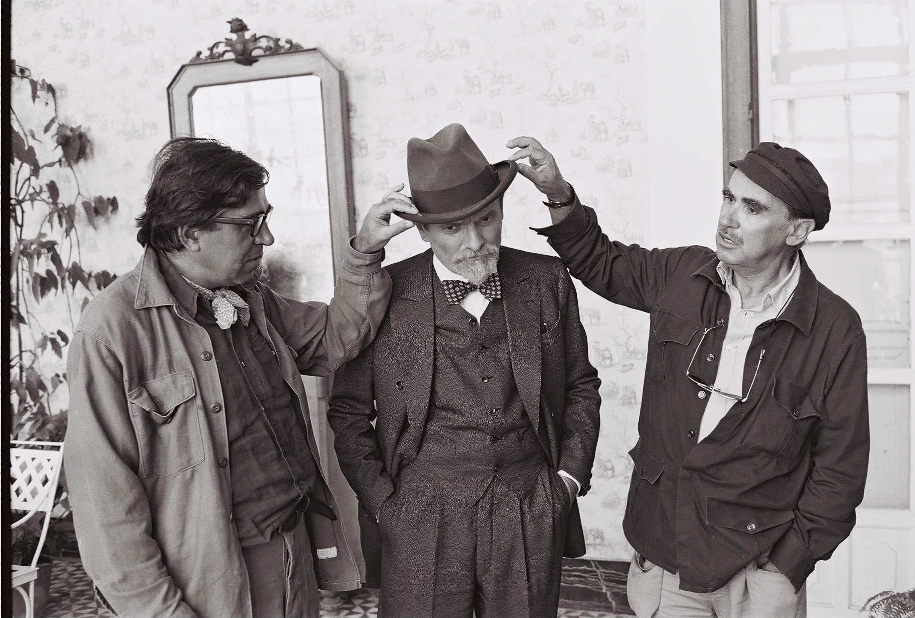 Omero Antonutti e i fratelli taviani sul set di Kaos ©Umberto Montiroli