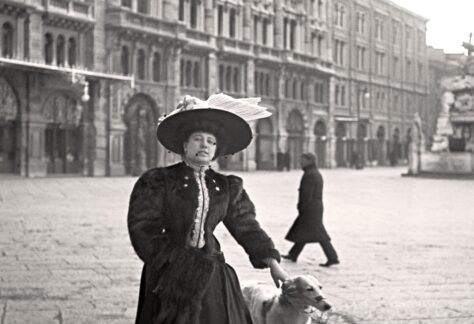 VOLTI DI DONNA MUNICIPIO donna con cane