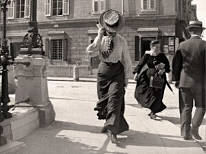 VOLTI DI DONNA donna che si nasconde il volto